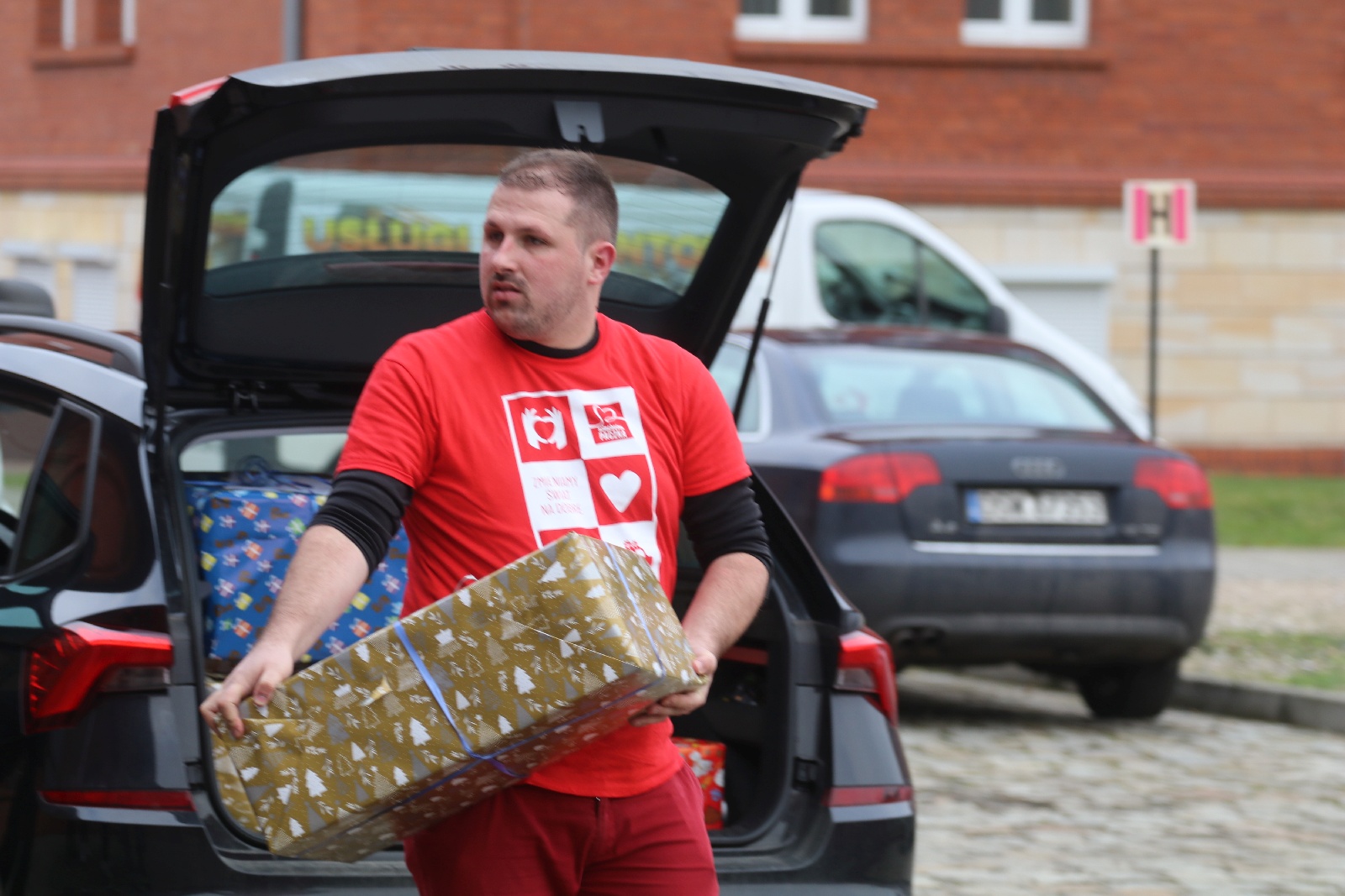 Czterdzieści rodzin odbdarowanych w ramach Szlachetnej Paczki