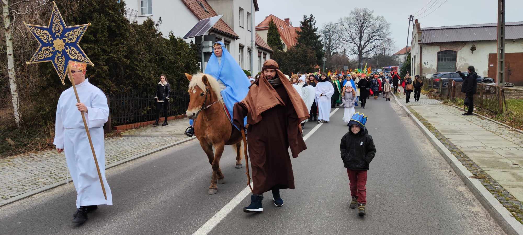 Wspólne kolędowanie podczas Orszaku Trzech Króli w Prochowicach