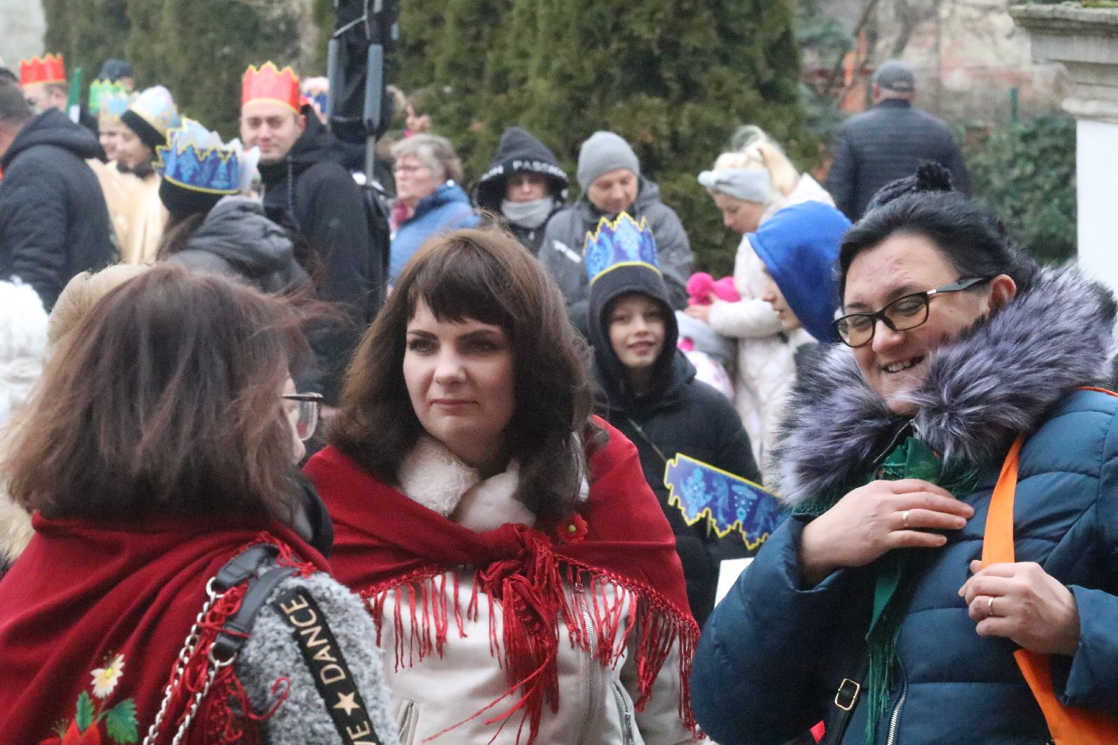 Wspólne kolędowanie podczas Orszaku Trzech Króli w Prochowicach