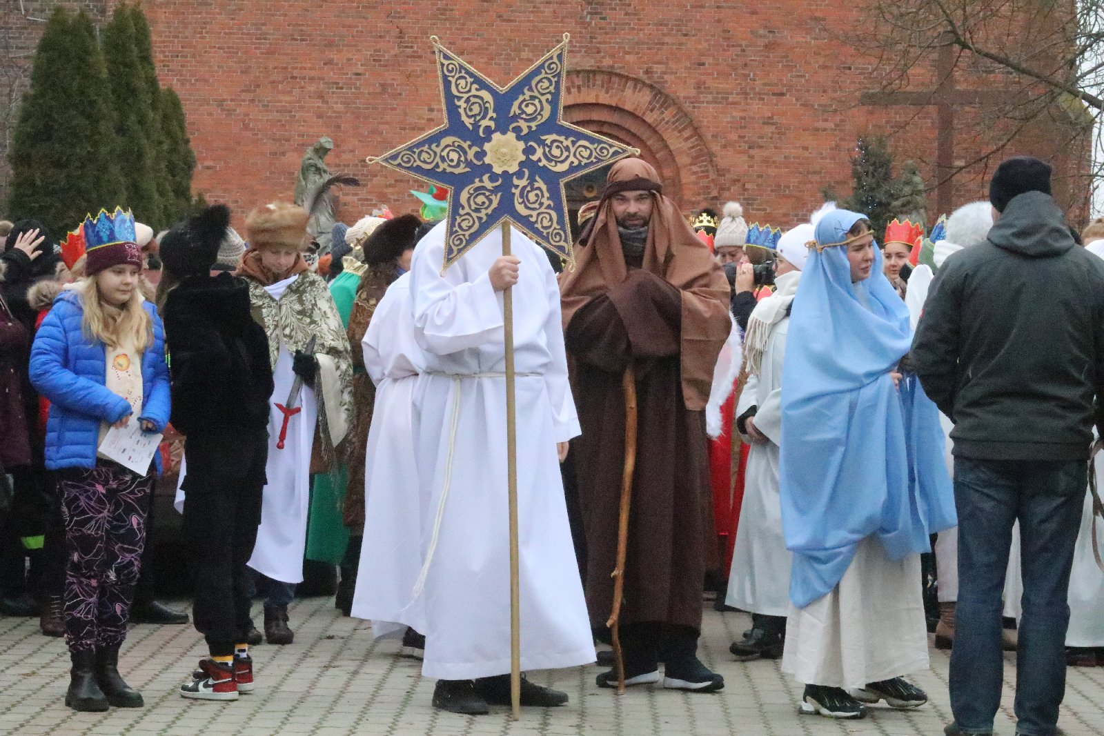 Wspólne kolędowanie podczas Orszaku Trzech Króli w Prochowicach