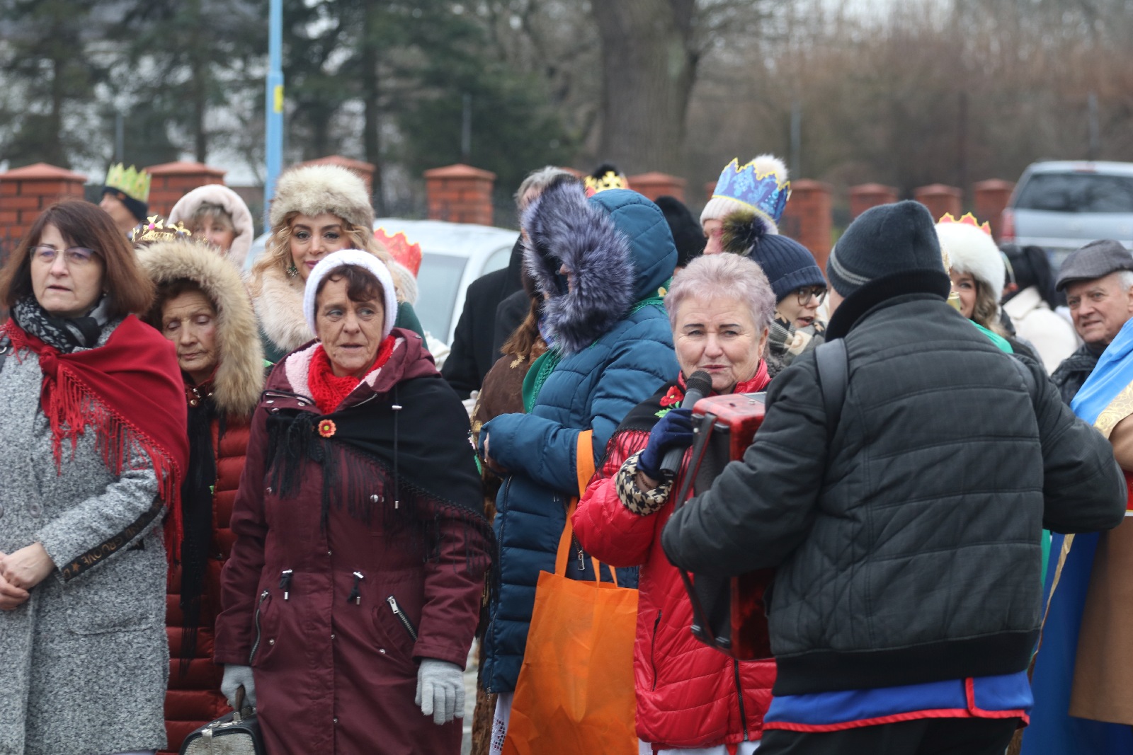 Wspólne kolędowanie podczas Orszaku Trzech Króli w Prochowicach