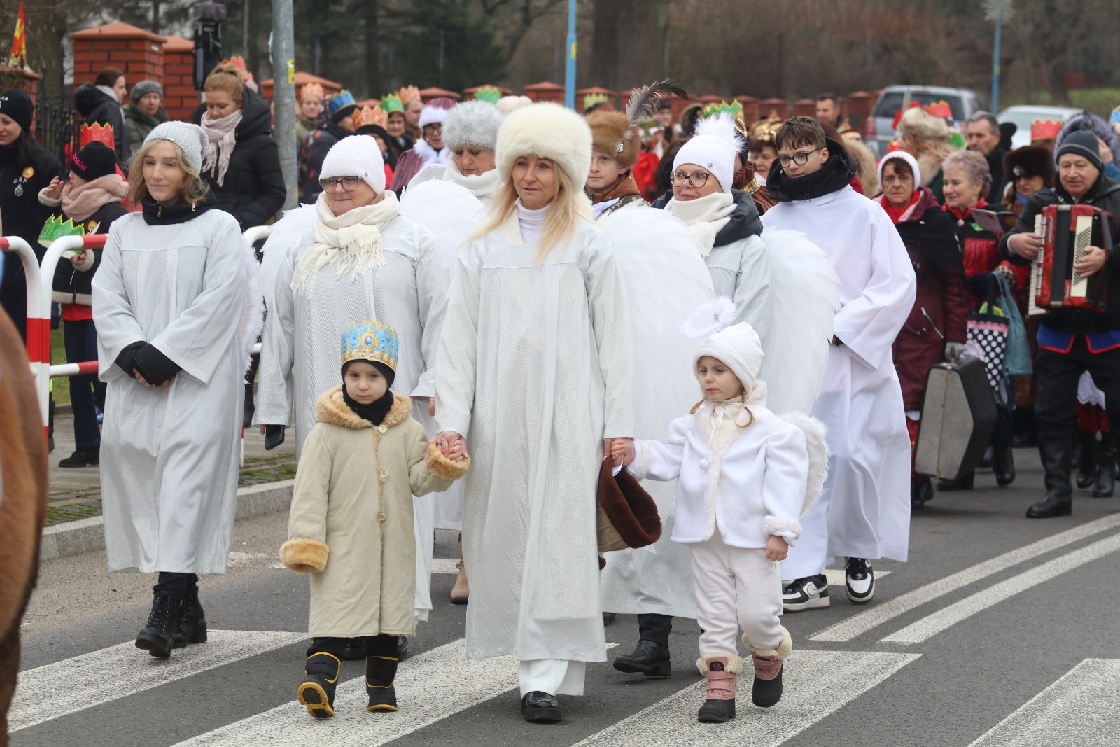 Wspólne kolędowanie podczas Orszaku Trzech Króli w Prochowicach