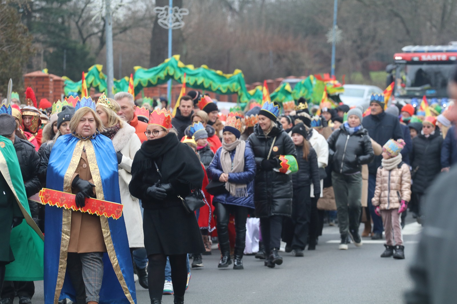 Wspólne kolędowanie podczas Orszaku Trzech Króli w Prochowicach