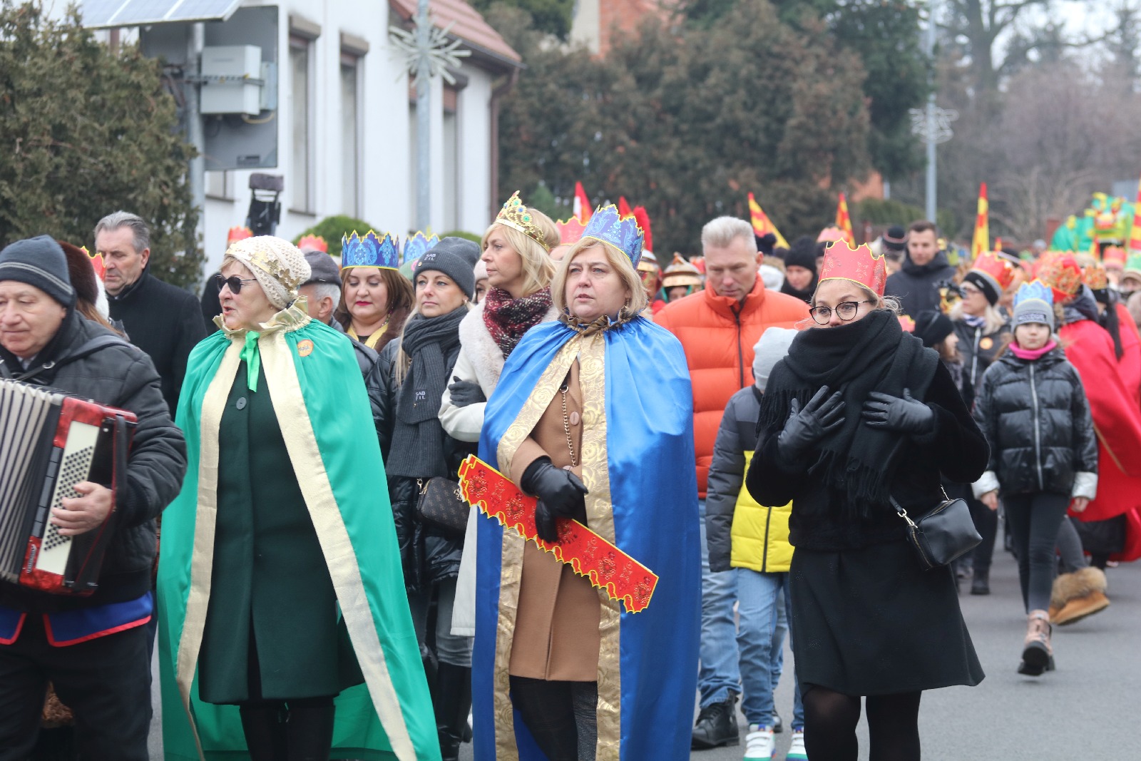 Wspólne kolędowanie podczas Orszaku Trzech Króli w Prochowicach