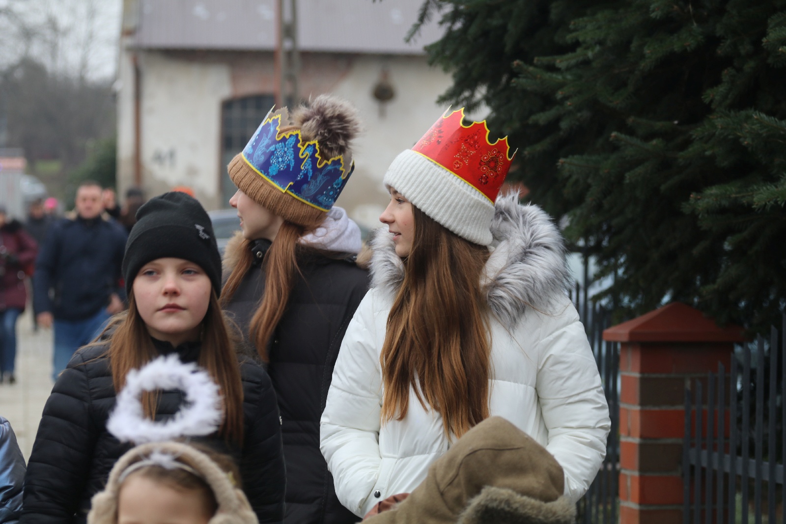 Wspólne kolędowanie podczas Orszaku Trzech Króli w Prochowicach
