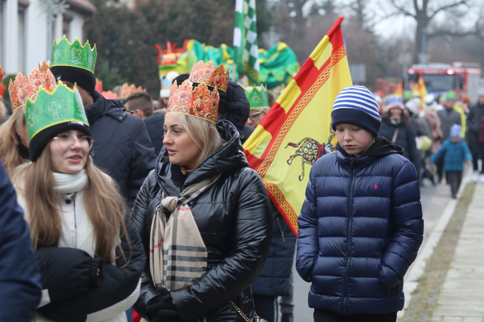 Wspólne kolędowanie podczas Orszaku Trzech Króli w Prochowicach