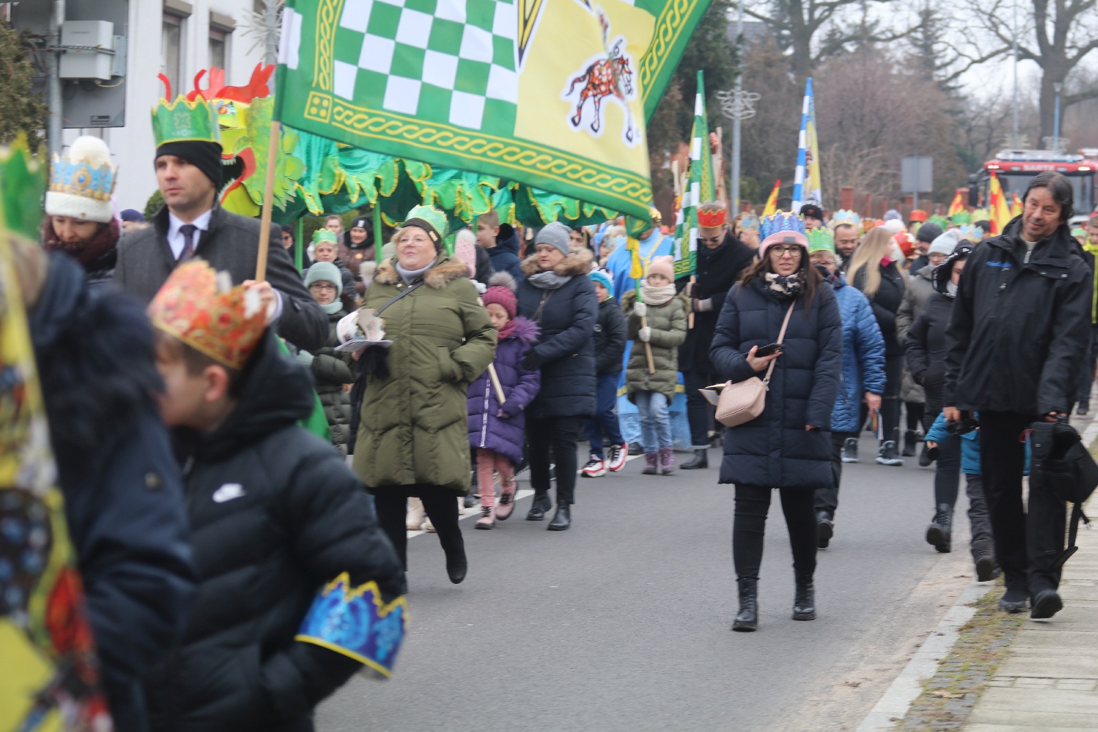 Wspólne kolędowanie podczas Orszaku Trzech Króli w Prochowicach