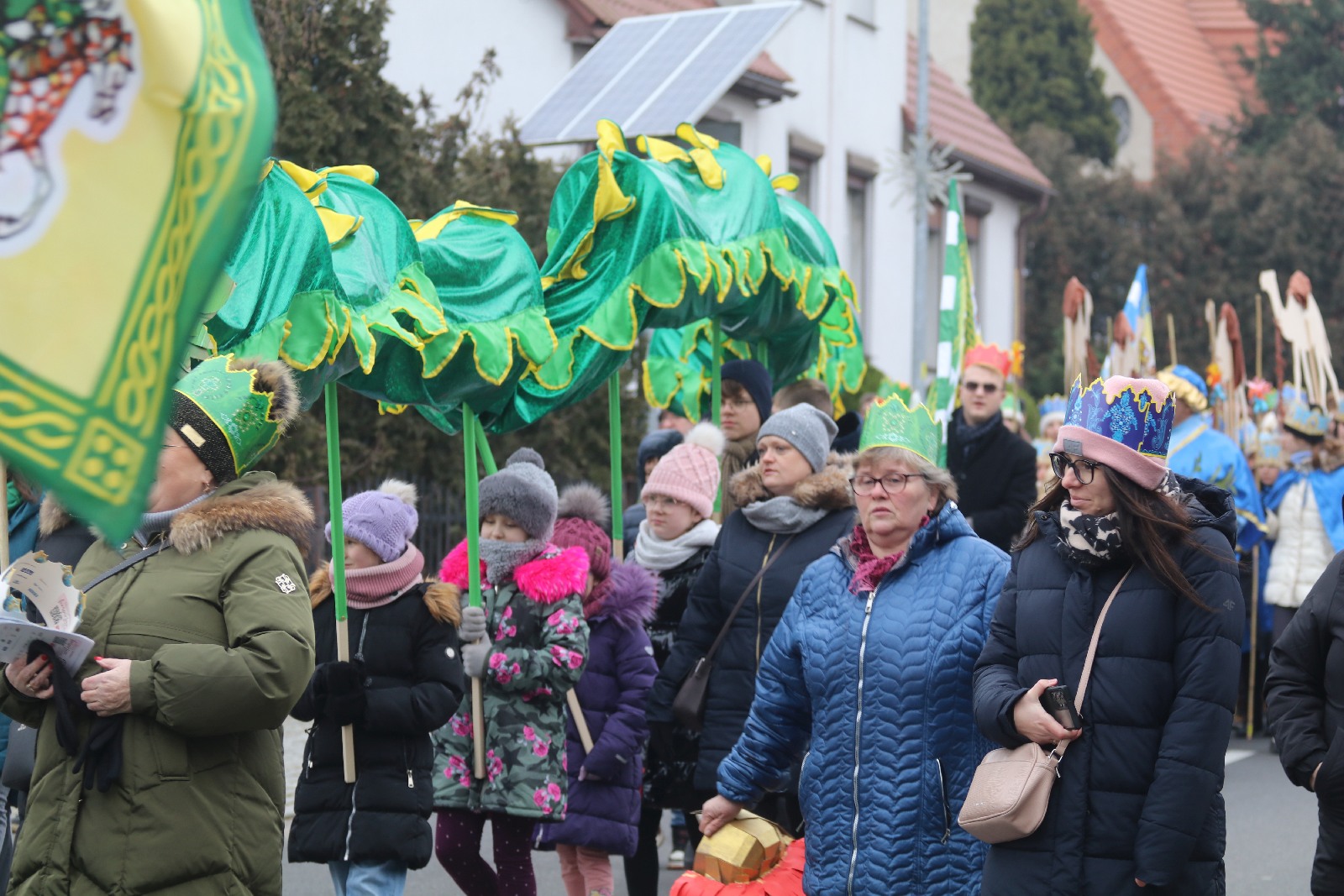 Wspólne kolędowanie podczas Orszaku Trzech Króli w Prochowicach