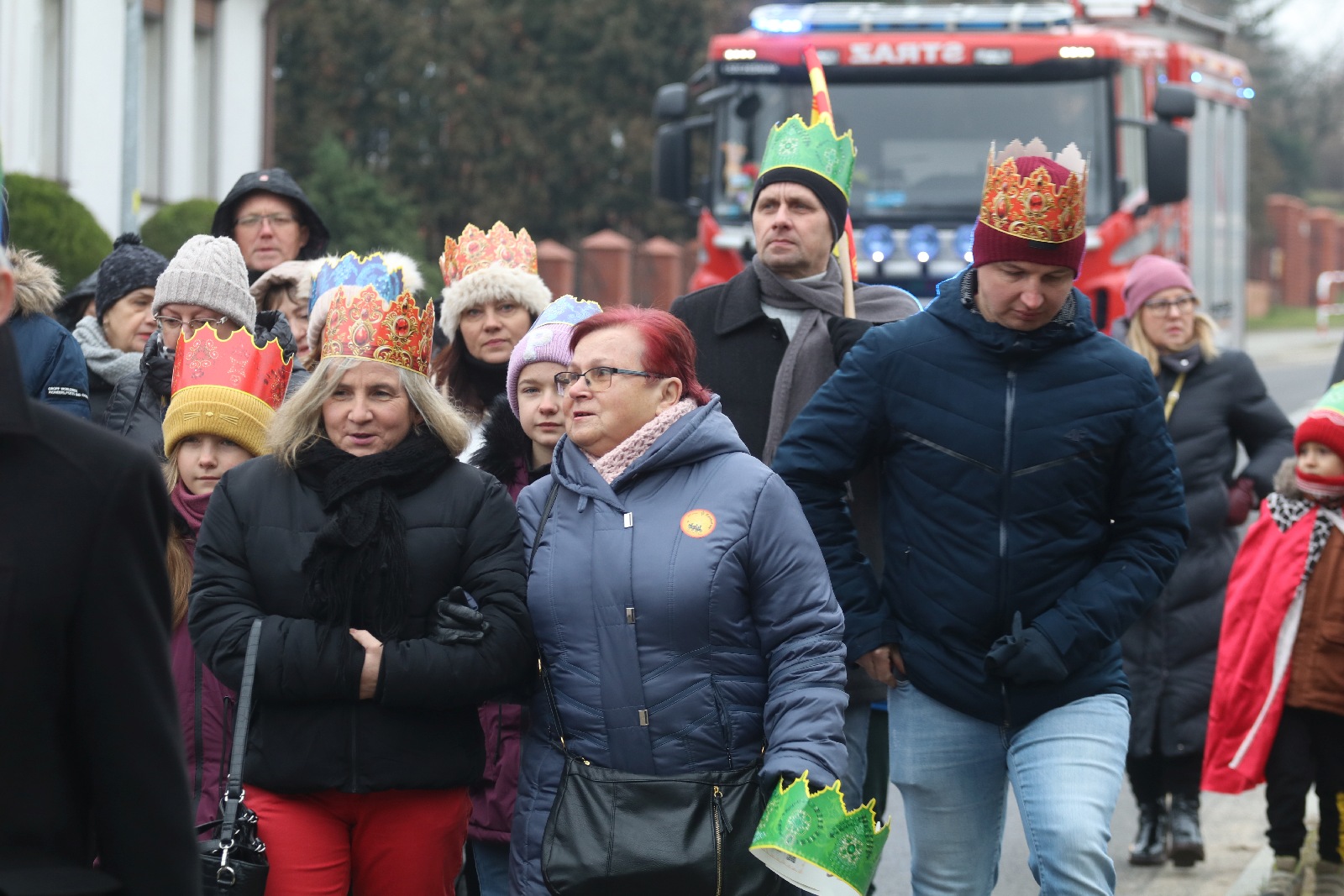 Wspólne kolędowanie podczas Orszaku Trzech Króli w Prochowicach