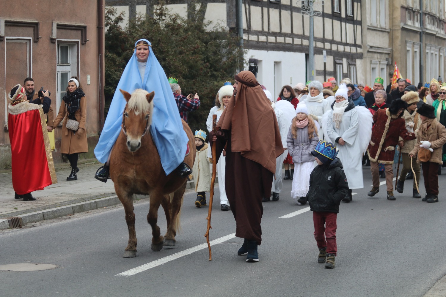 Wspólne kolędowanie podczas Orszaku Trzech Króli w Prochowicach
