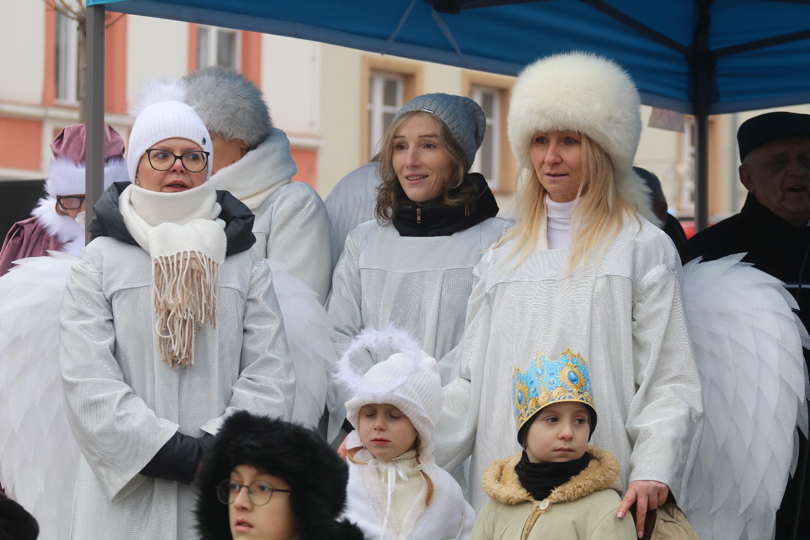 Wspólne kolędowanie podczas Orszaku Trzech Króli w Prochowicach