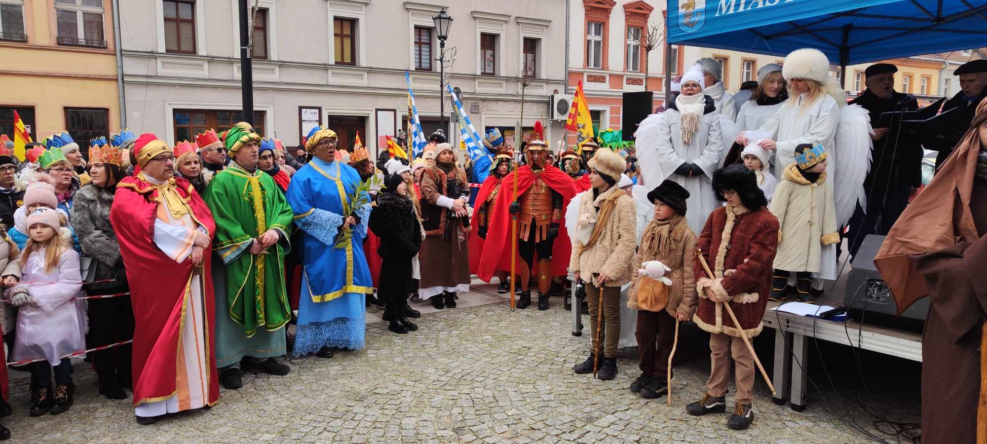 Wspólne kolędowanie podczas Orszaku Trzech Króli w Prochowicach