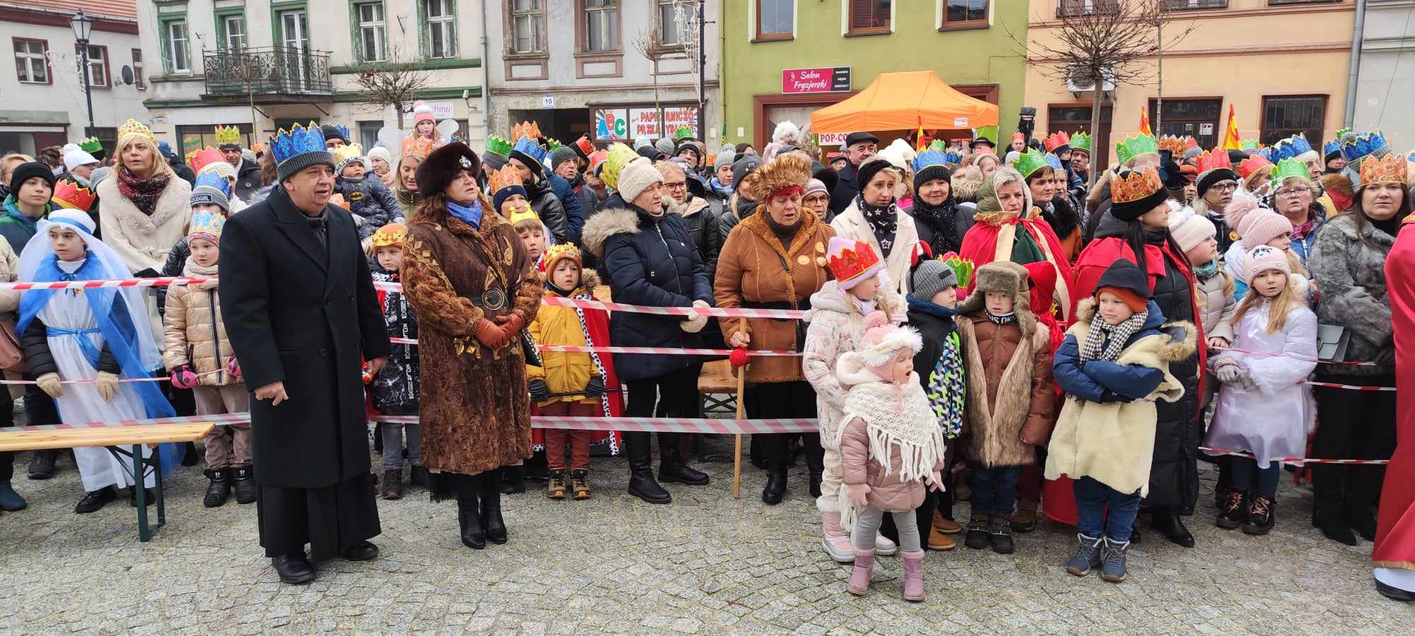 Wspólne kolędowanie podczas Orszaku Trzech Króli w Prochowicach