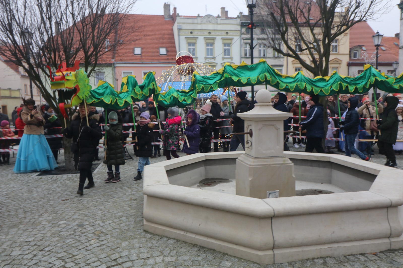 Wspólne kolędowanie podczas Orszaku Trzech Króli w Prochowicach
