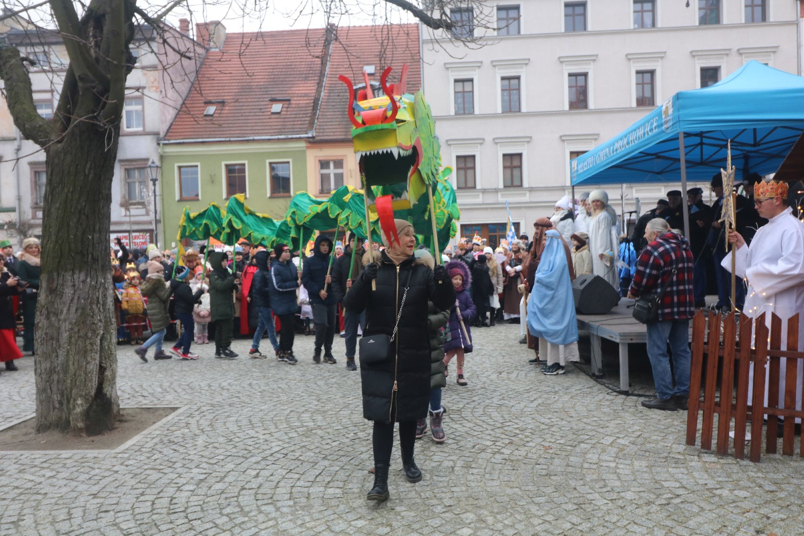Wspólne kolędowanie podczas Orszaku Trzech Króli w Prochowicach