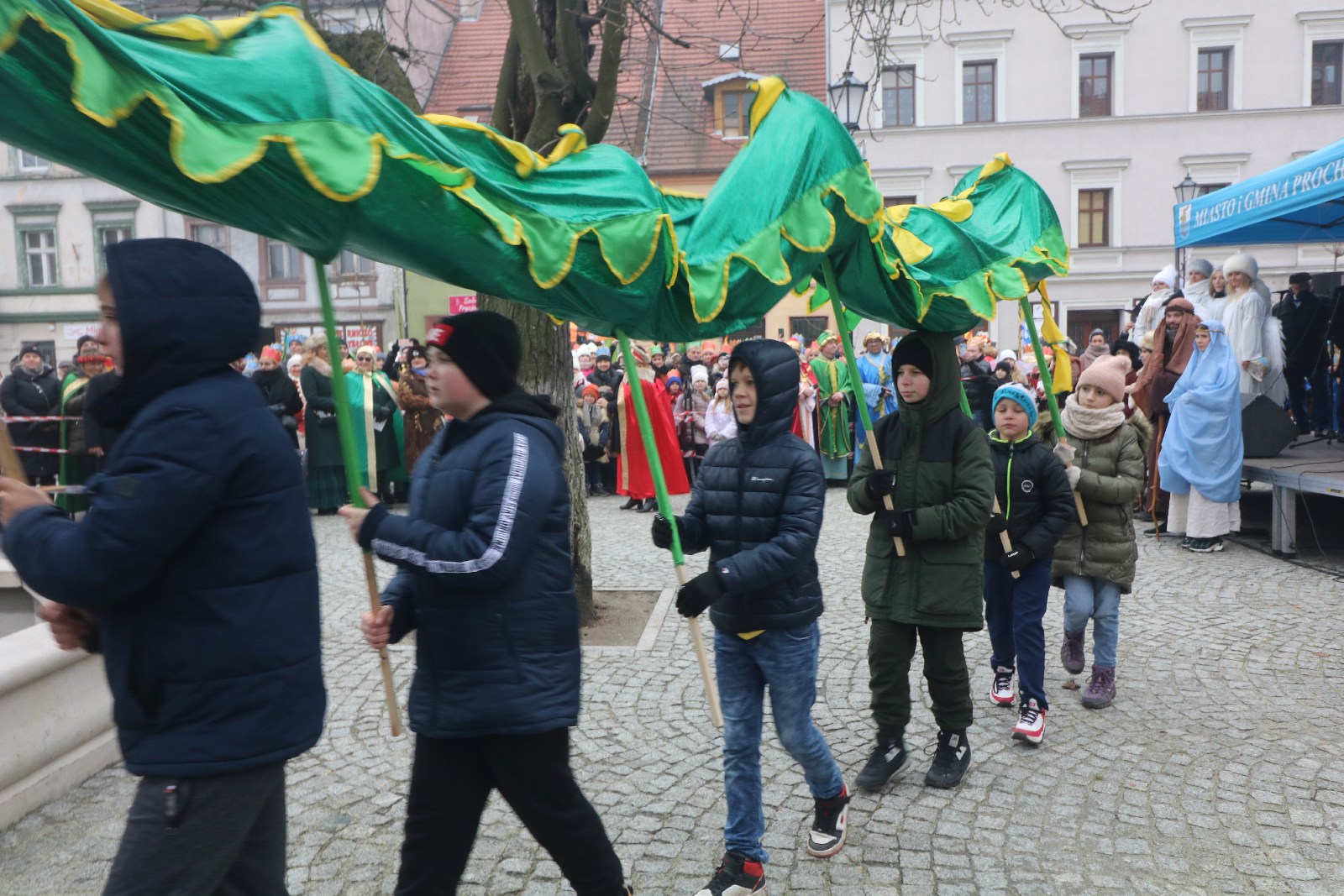 Wspólne kolędowanie podczas Orszaku Trzech Króli w Prochowicach