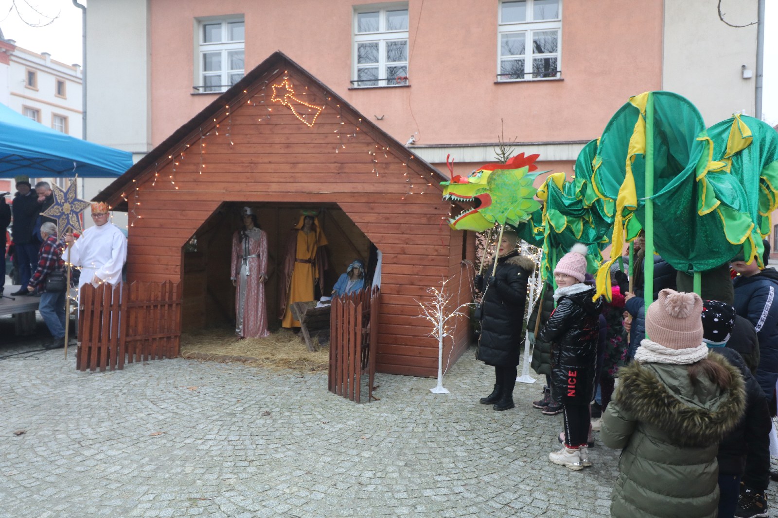 Wspólne kolędowanie podczas Orszaku Trzech Króli w Prochowicach