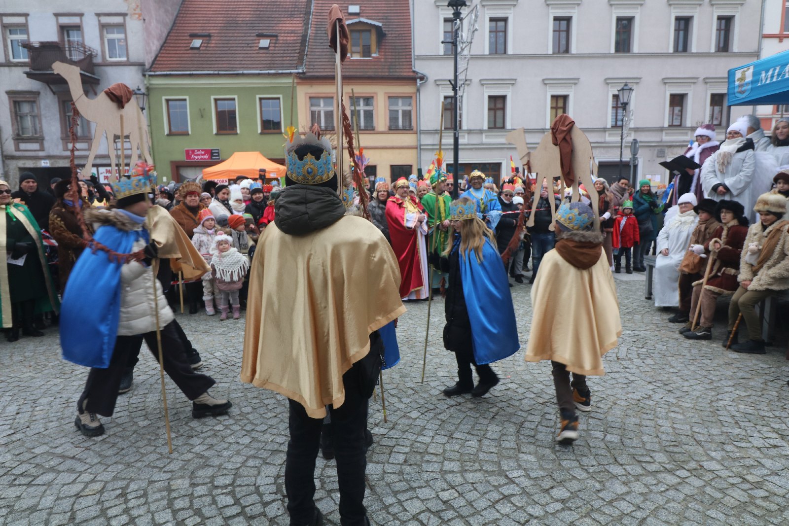 Wspólne kolędowanie podczas Orszaku Trzech Króli w Prochowicach