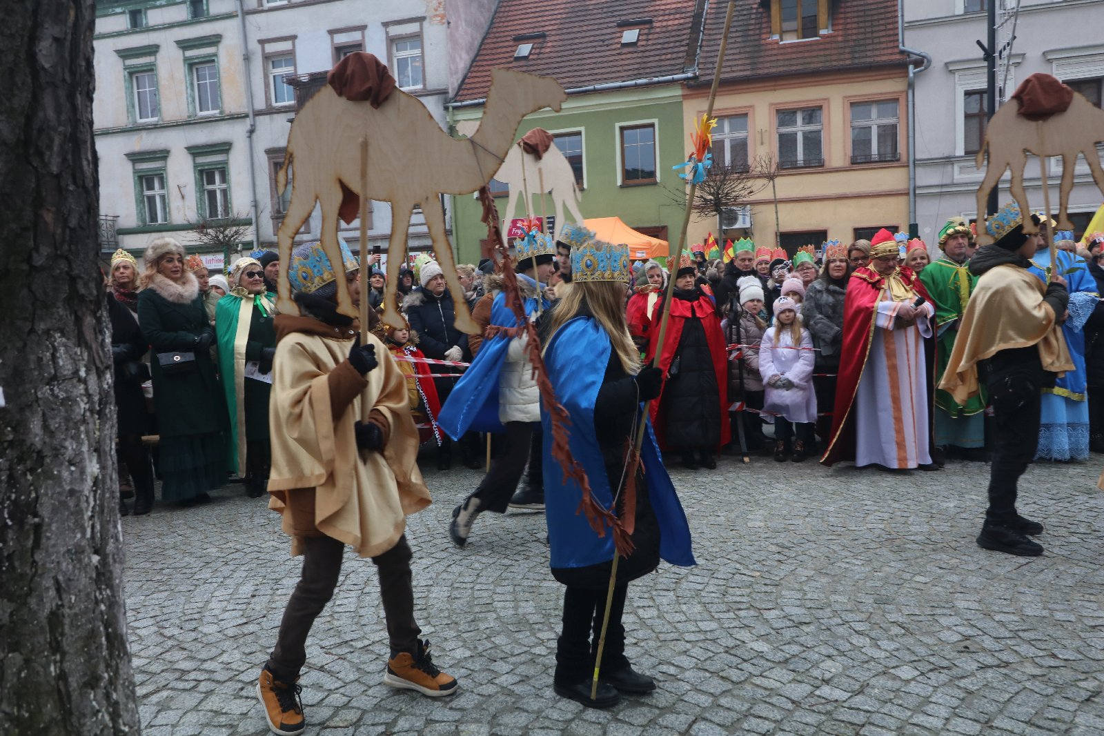 Wspólne kolędowanie podczas Orszaku Trzech Króli w Prochowicach
