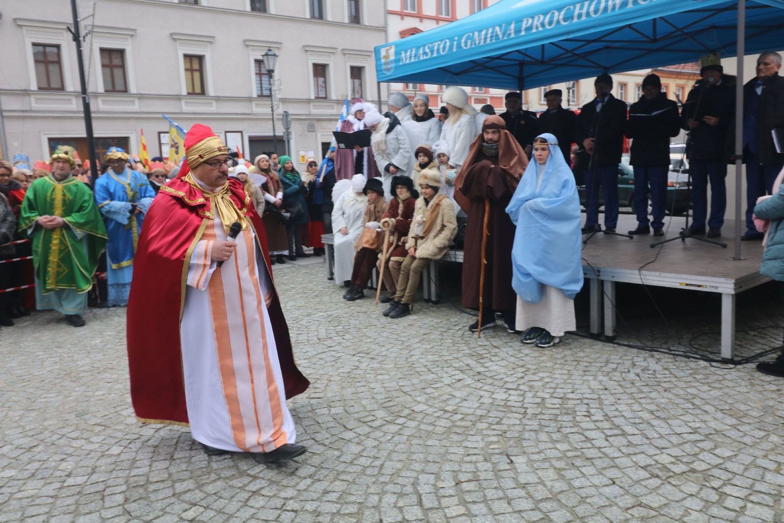 Wspólne kolędowanie podczas Orszaku Trzech Króli w Prochowicach