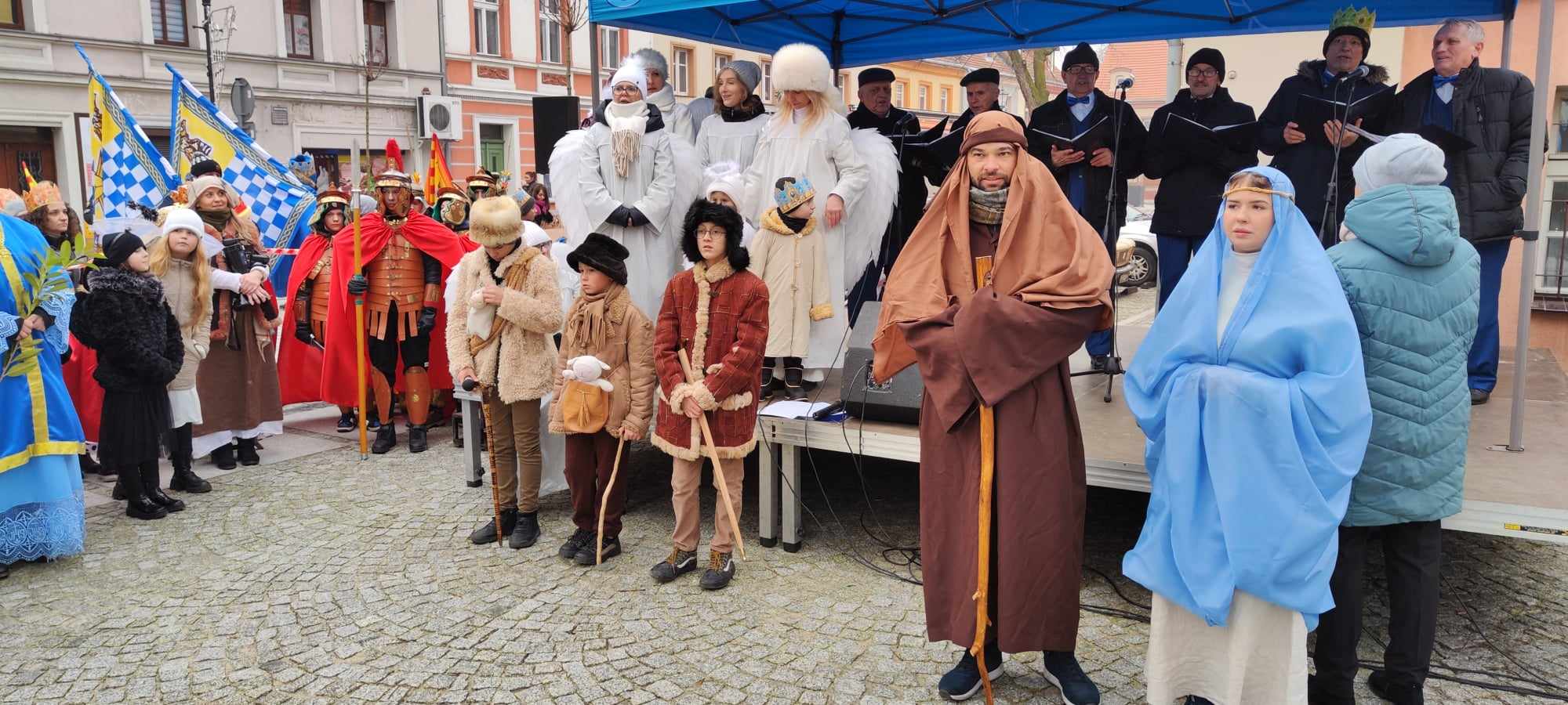 Wspólne kolędowanie podczas Orszaku Trzech Króli w Prochowicach