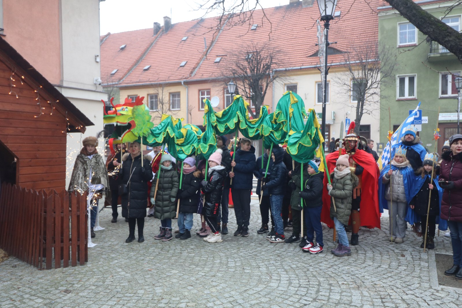 Wspólne kolędowanie podczas Orszaku Trzech Króli w Prochowicach