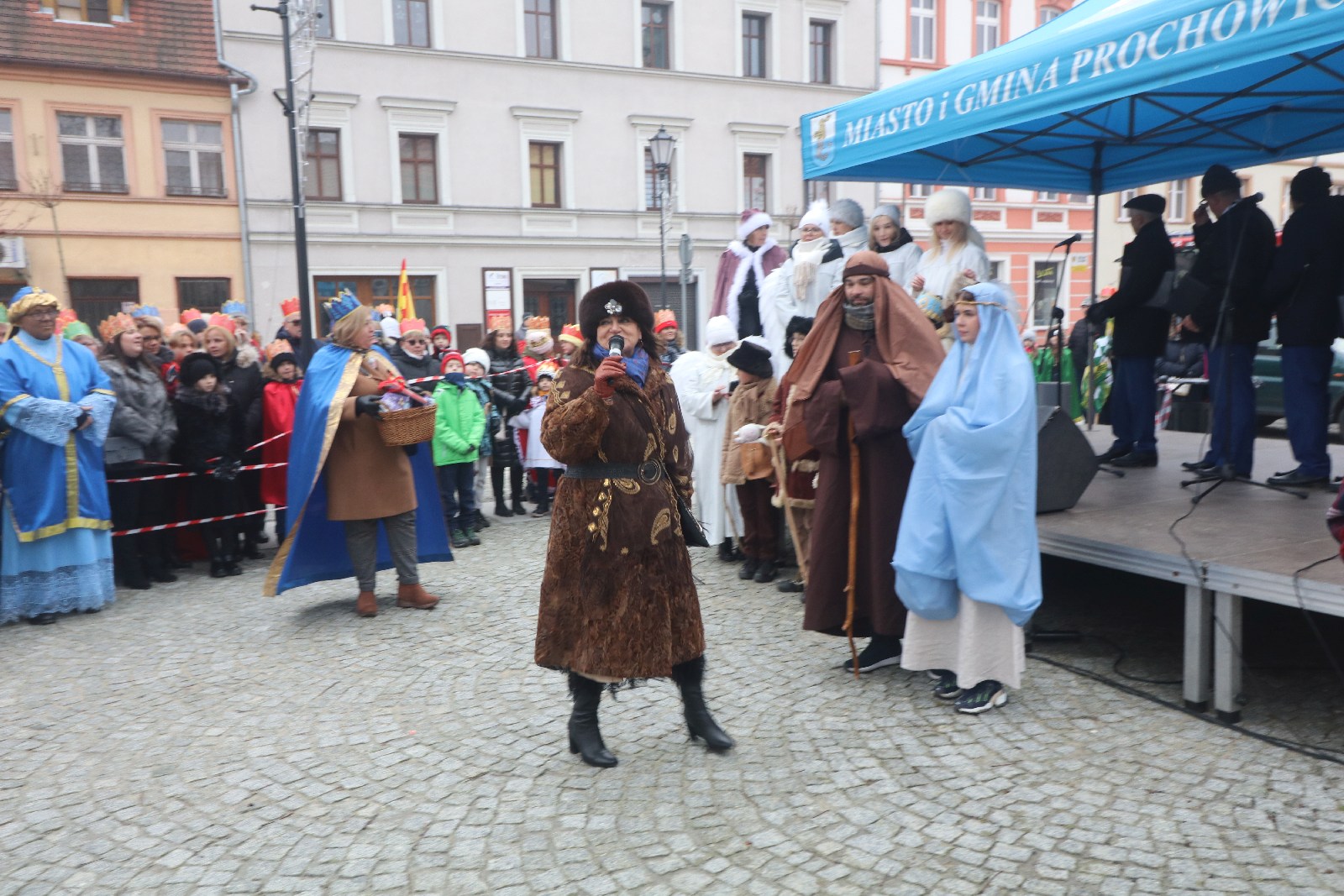 Wspólne kolędowanie podczas Orszaku Trzech Króli w Prochowicach