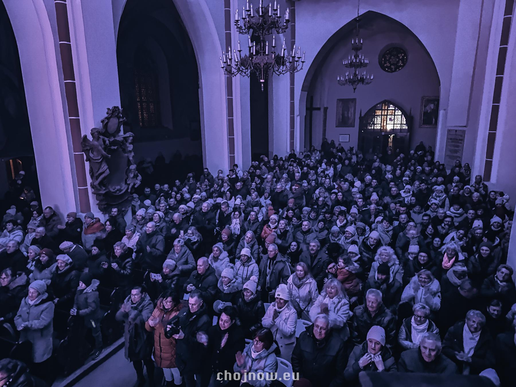 Noworoczne kolędowanie w Chojnowie z zespołem Pectus