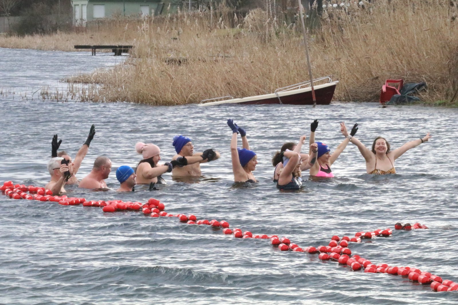 WOŚP: Orkiestrowe morsowanie w jeziorze w Kunicach