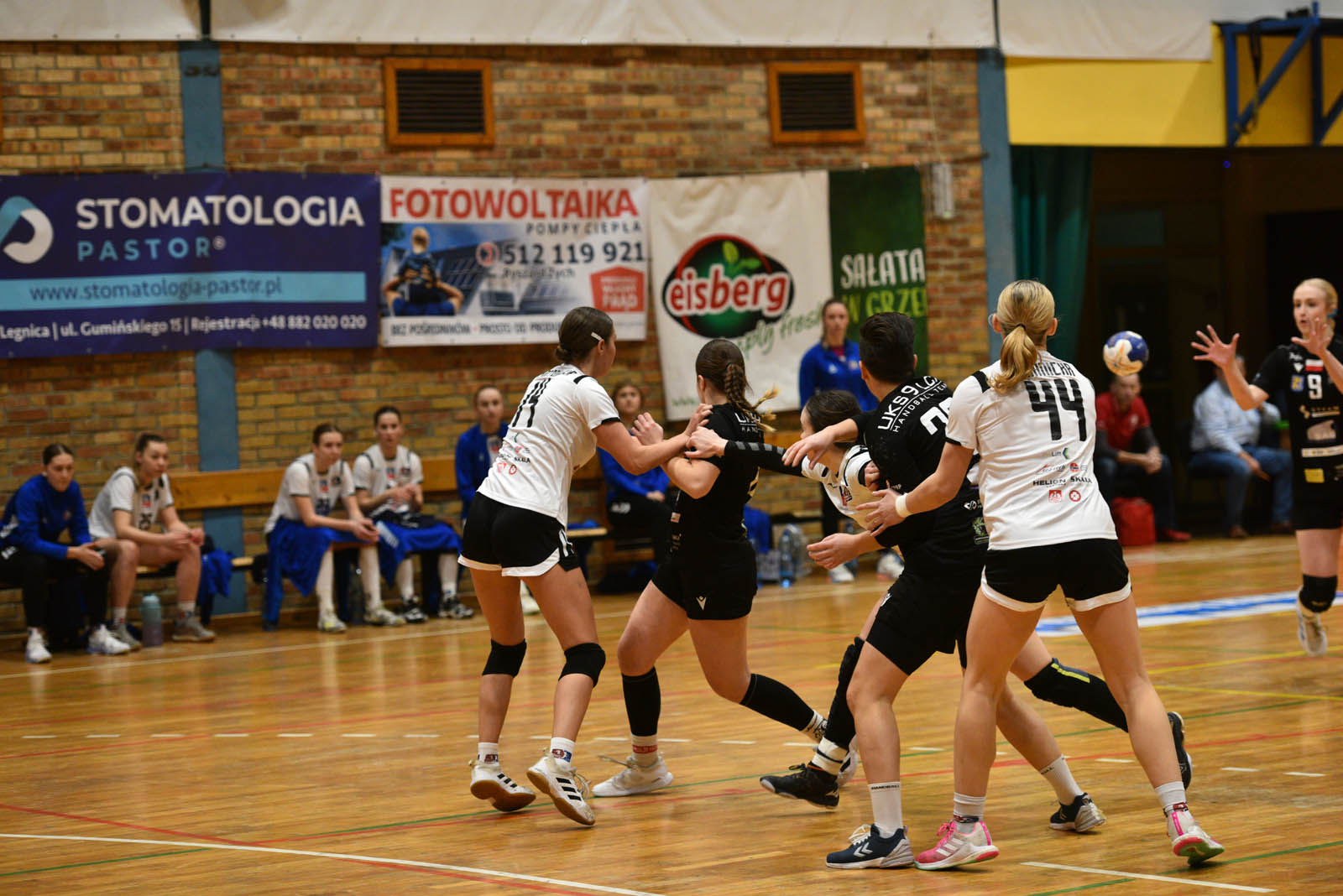 UKS Dziewiątka Legnica pokonuje SPR Pogoń Szczecin