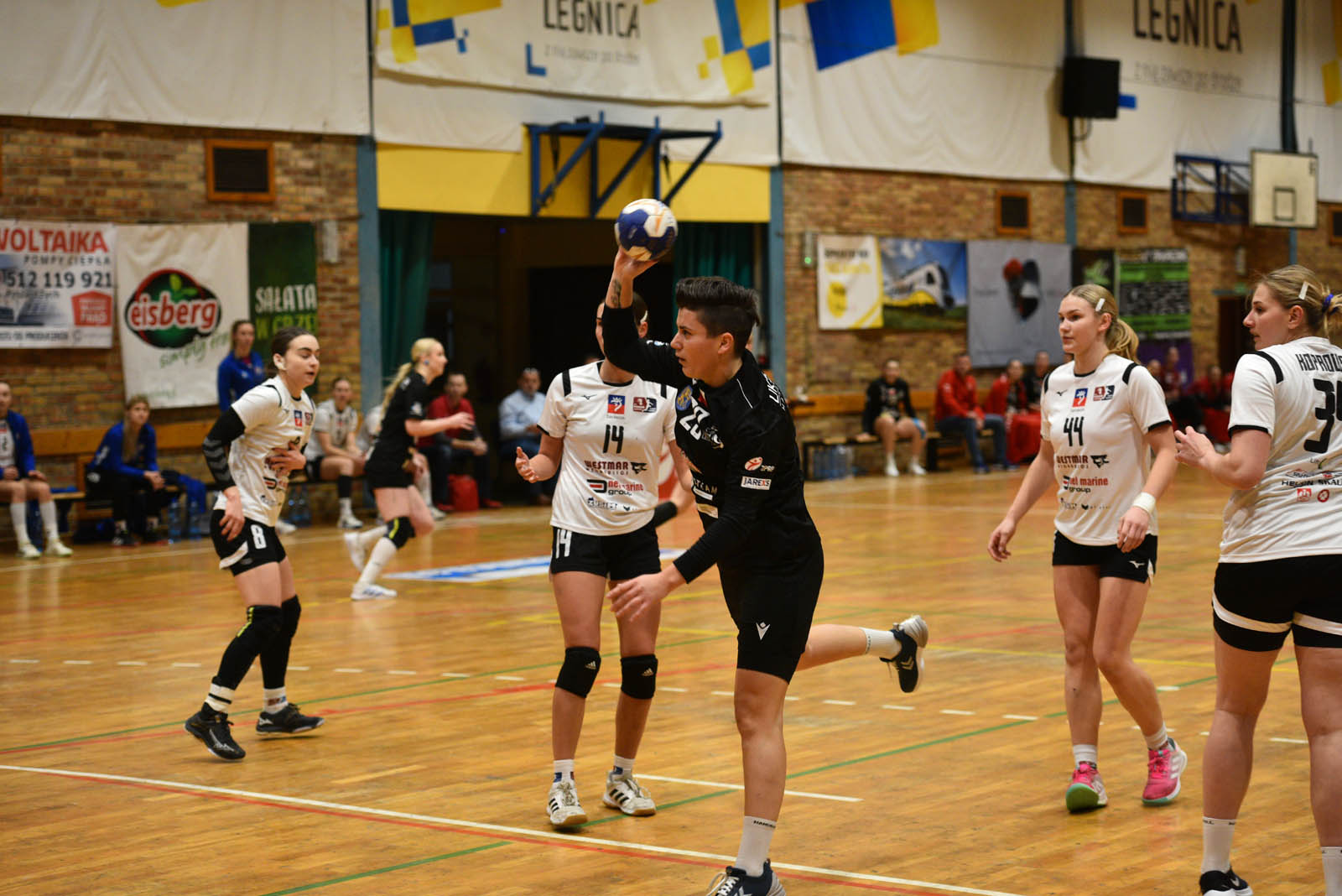 UKS Dziewiątka Legnica pokonuje SPR Pogoń Szczecin