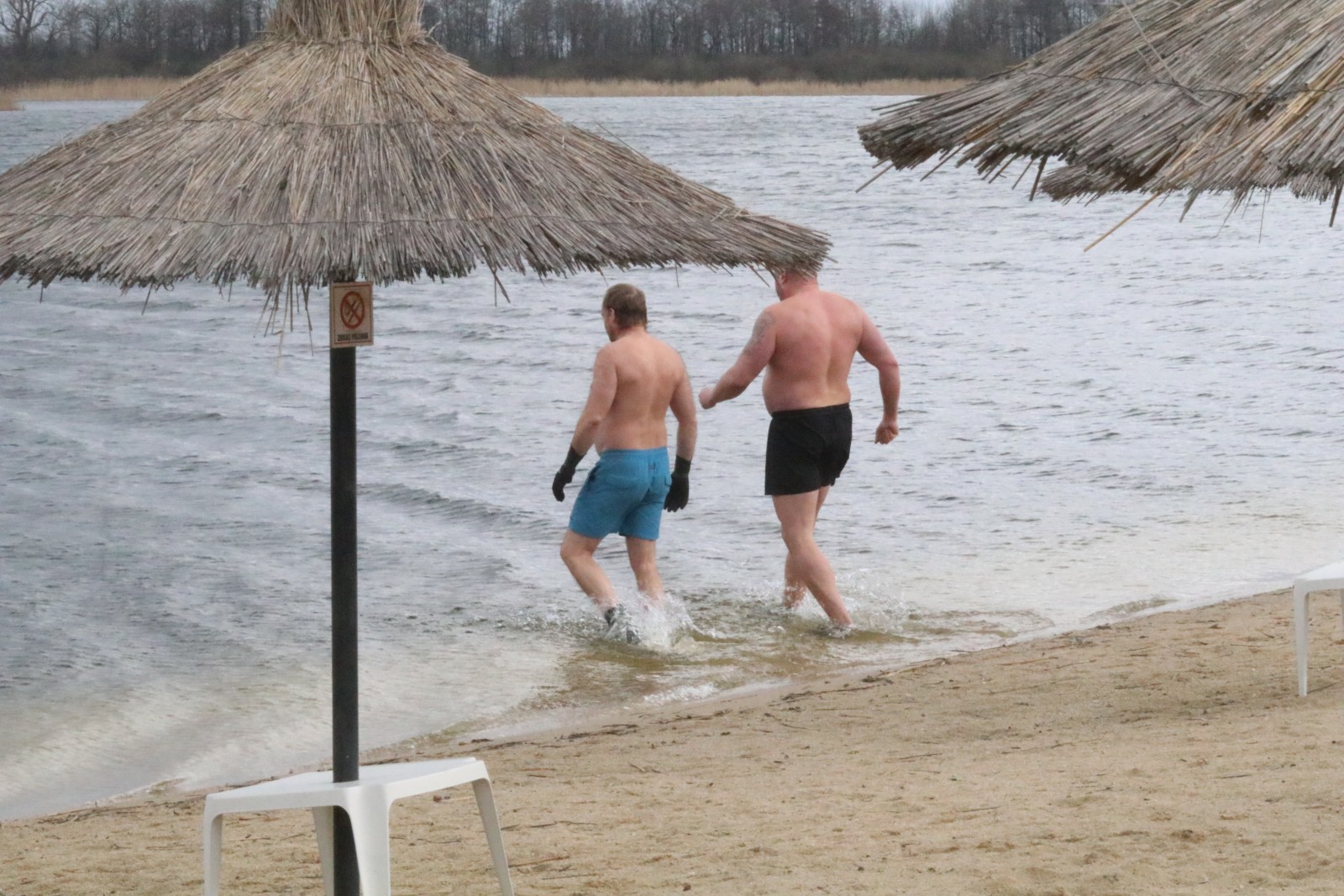 WOŚP: Orkiestrowe morsowanie w jeziorze w Kunicach