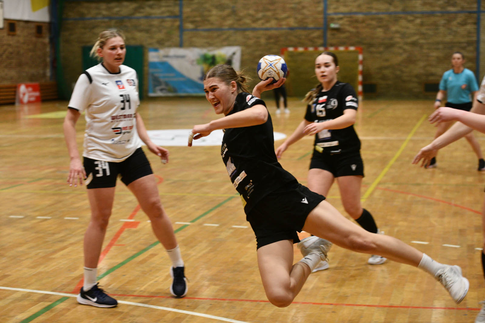 UKS Dziewiątka Legnica pokonuje SPR Pogoń Szczecin