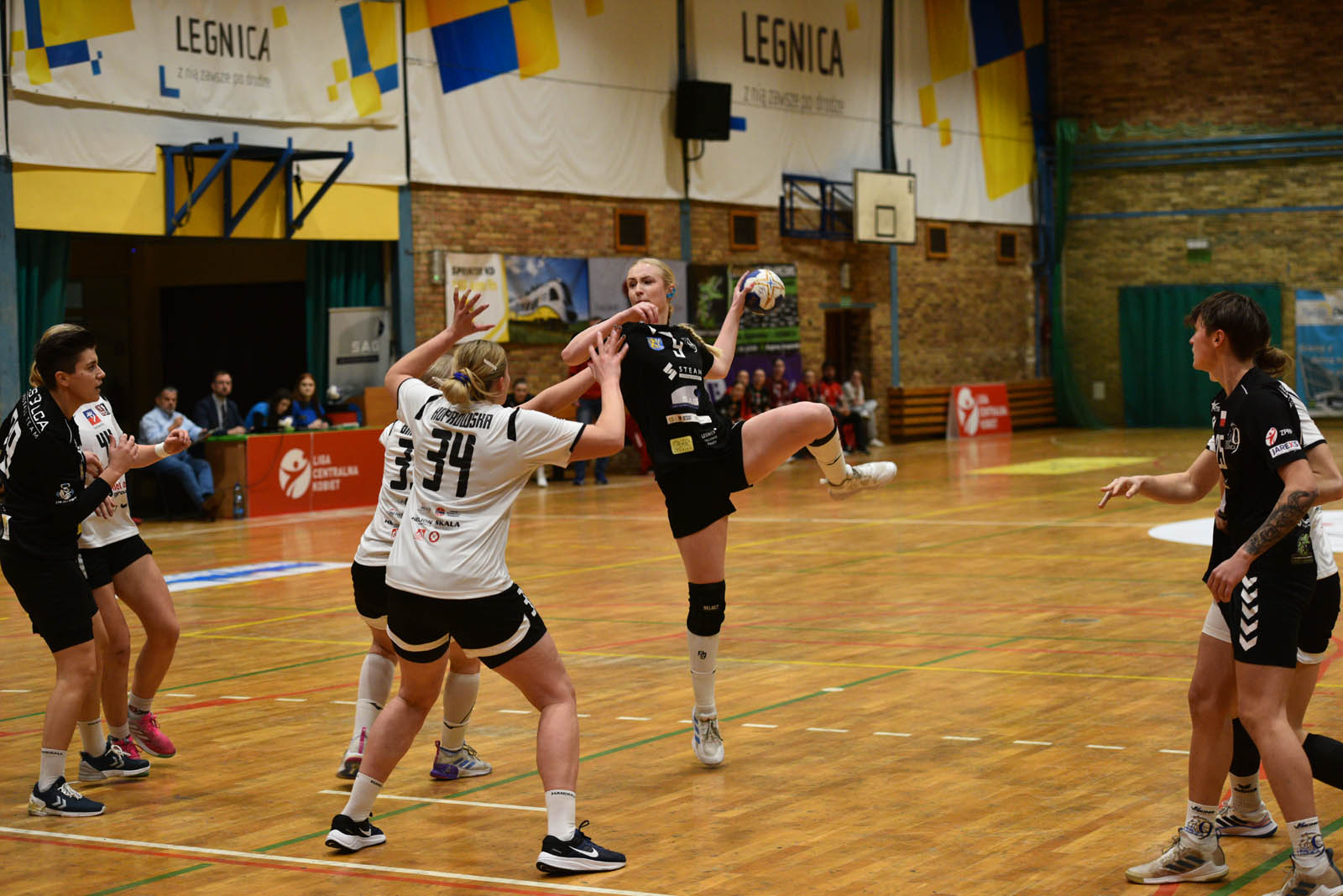 UKS Dziewiątka Legnica pokonuje SPR Pogoń Szczecin