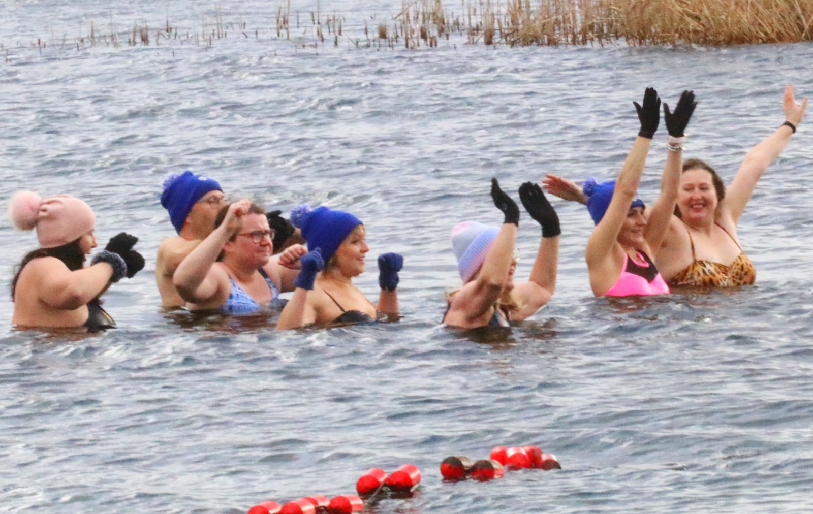 WOŚP: Orkiestrowe morsowanie w jeziorze w Kunicach