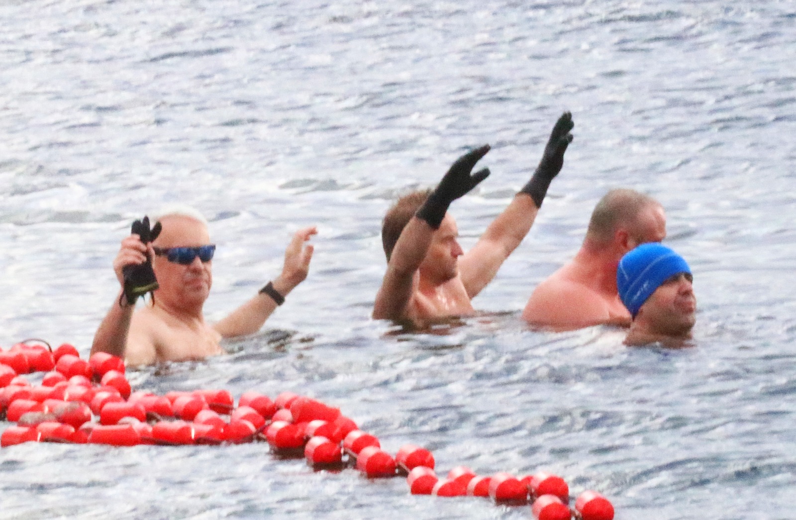 WOŚP: Orkiestrowe morsowanie w jeziorze w Kunicach