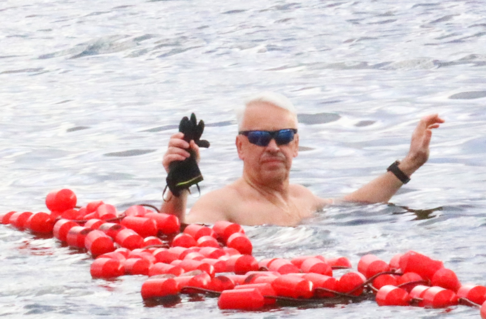 WOŚP: Orkiestrowe morsowanie w jeziorze w Kunicach