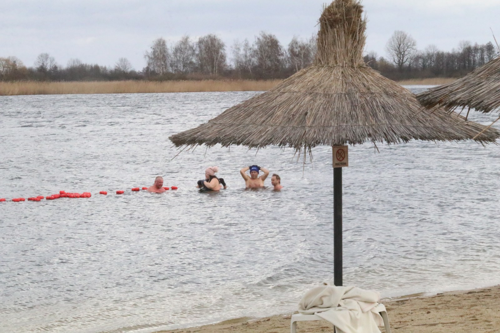 WOŚP: Orkiestrowe morsowanie w jeziorze w Kunicach
