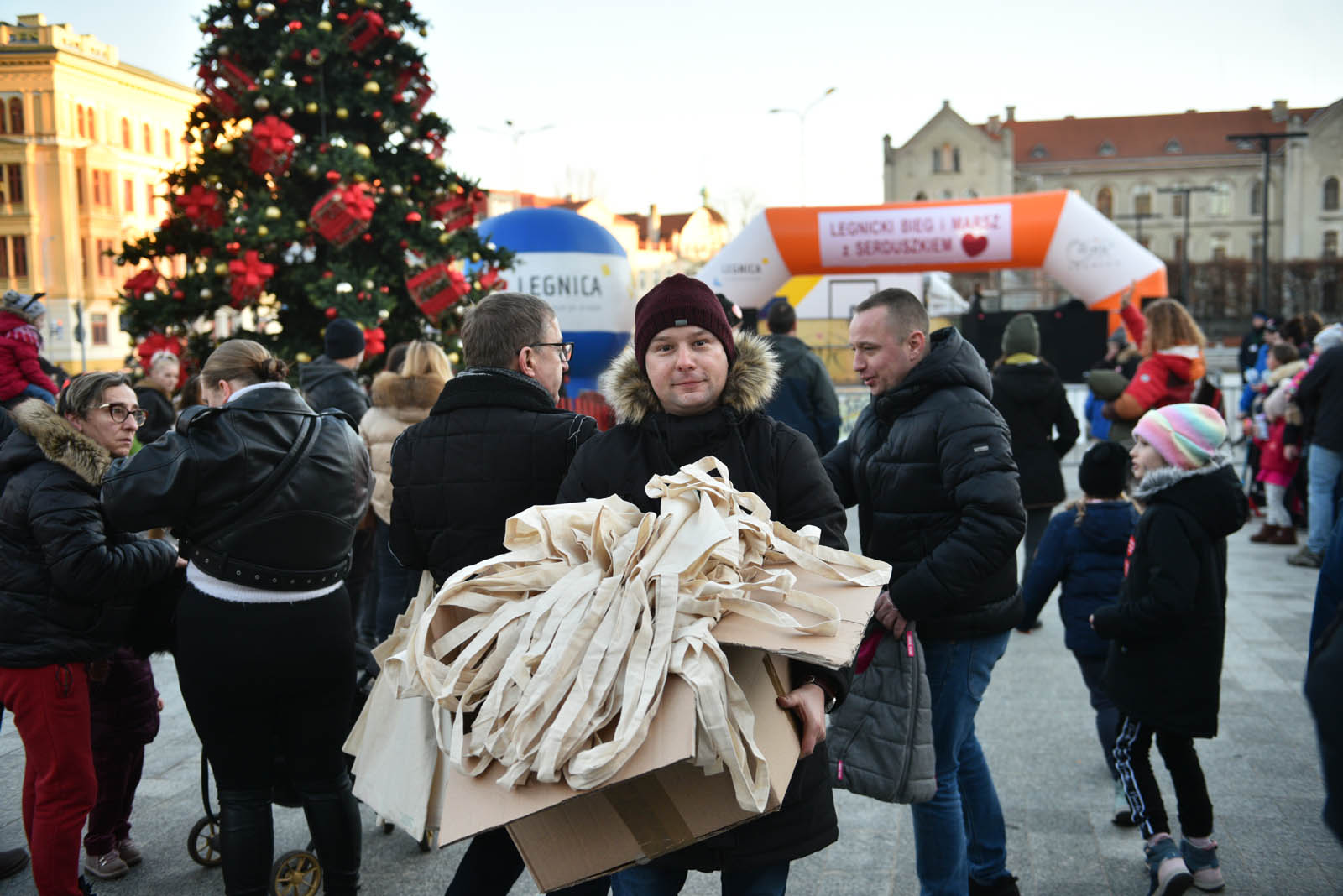 Pobiegli dla WOŚP w „Biegu z Serduszkiem” na Placu Słowiańskim