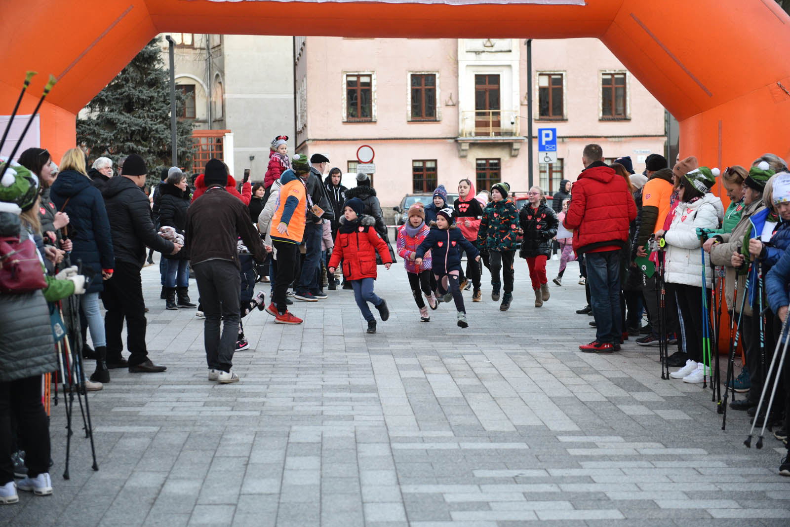 Pobiegli dla WOŚP w „Biegu z Serduszkiem” na Placu Słowiańskim
