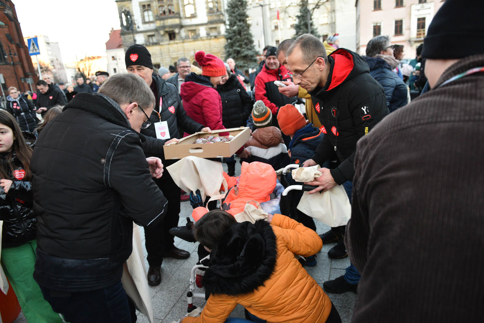 Pobiegli dla WOŚP w „Biegu z Serduszkiem” na Placu Słowiańskim