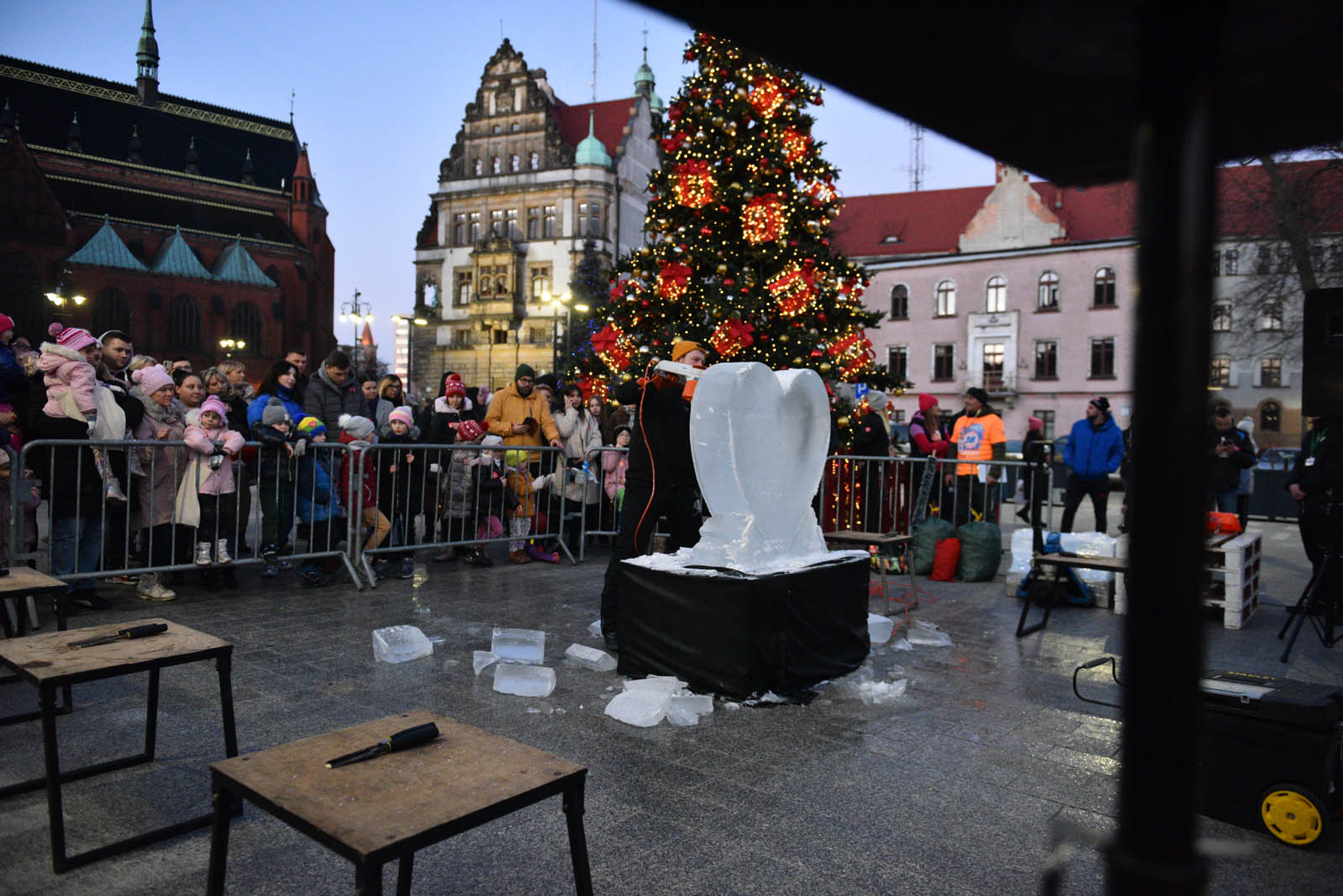 Pobiegli dla WOŚP w „Biegu z Serduszkiem” na Placu Słowiańskim