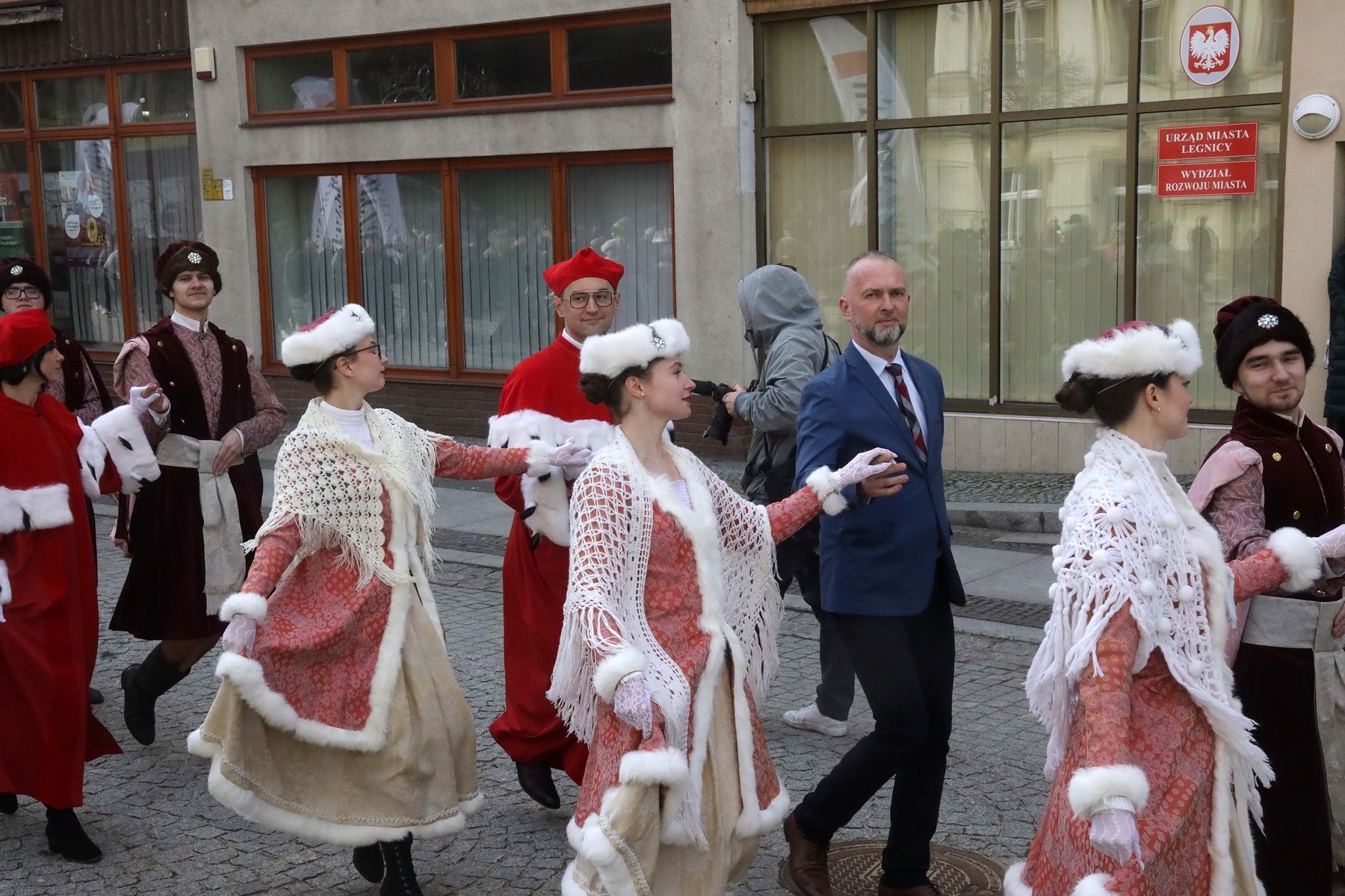 Legniccy maturzyści zatańczyli „Poloneza dla Witelona”