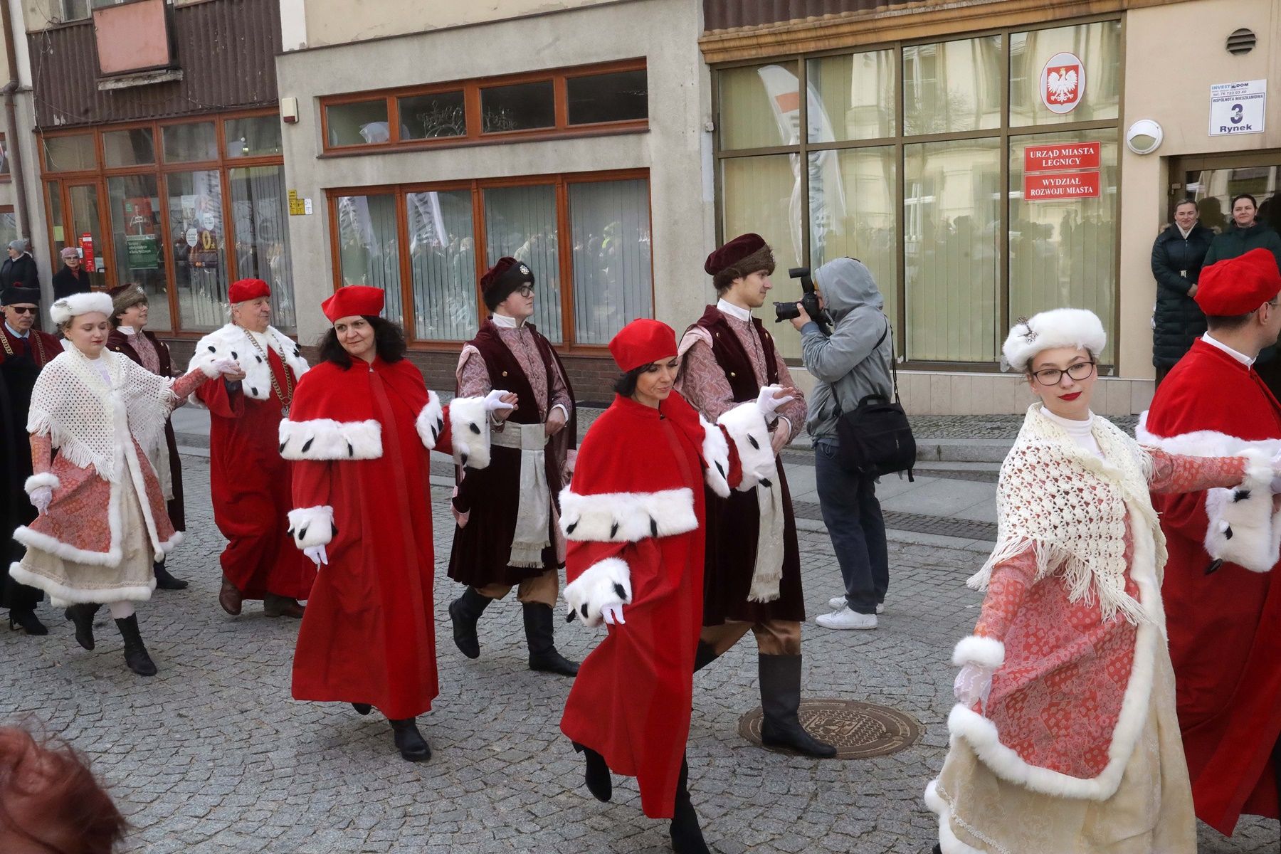 Legniccy maturzyści zatańczyli „Poloneza dla Witelona”