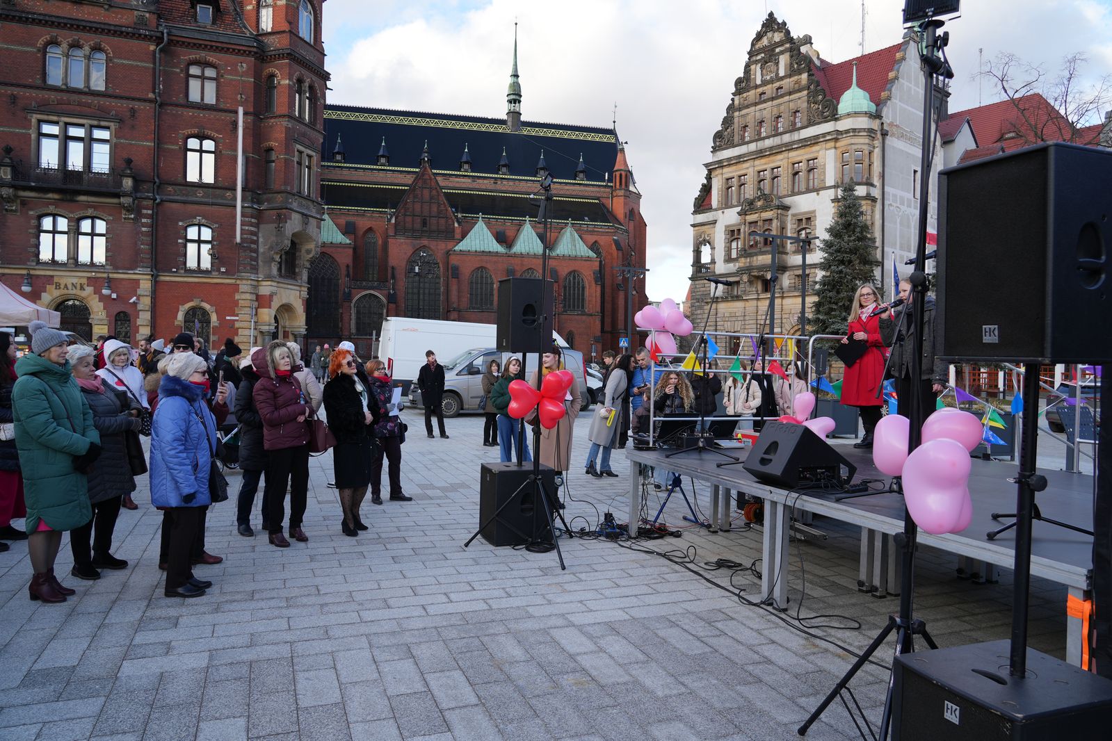 Zakochani w Legnicy 13 lutego przyszli na plac Słowiański
