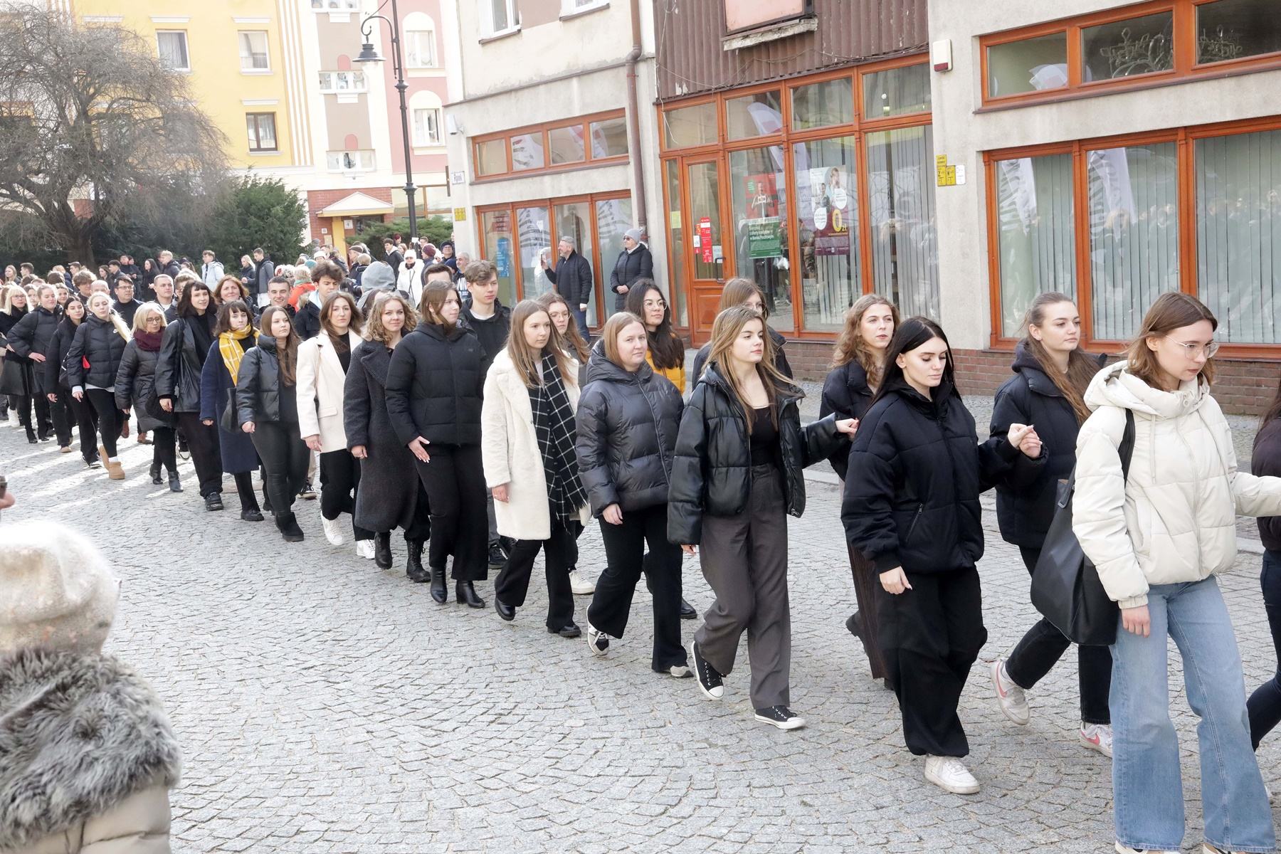 Legniccy maturzyści zatańczyli „Poloneza dla Witelona”