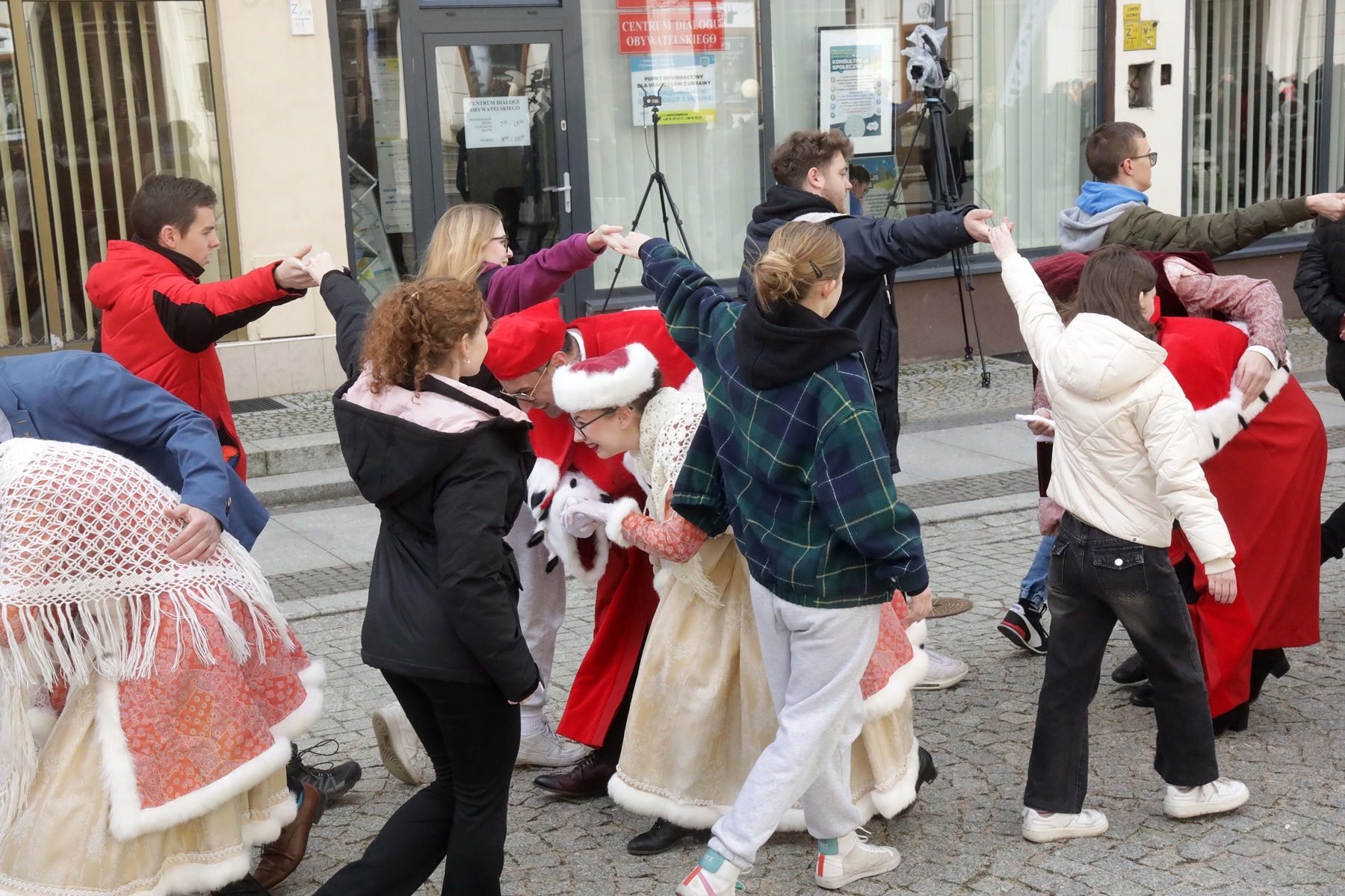 Legniccy maturzyści zatańczyli „Poloneza dla Witelona”