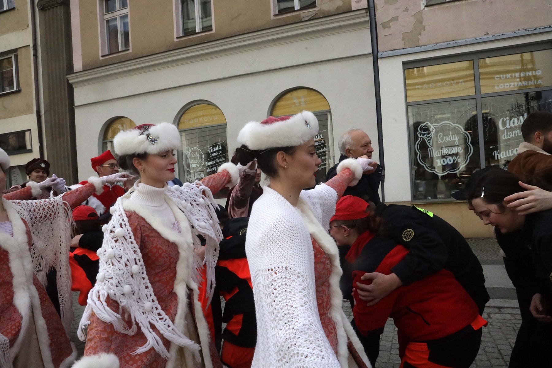 Legniccy maturzyści zatańczyli „Poloneza dla Witelona”