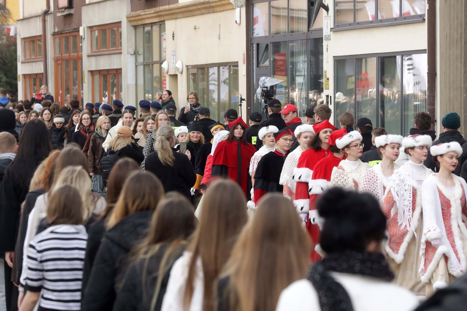 Legniccy maturzyści zatańczyli „Poloneza dla Witelona”
