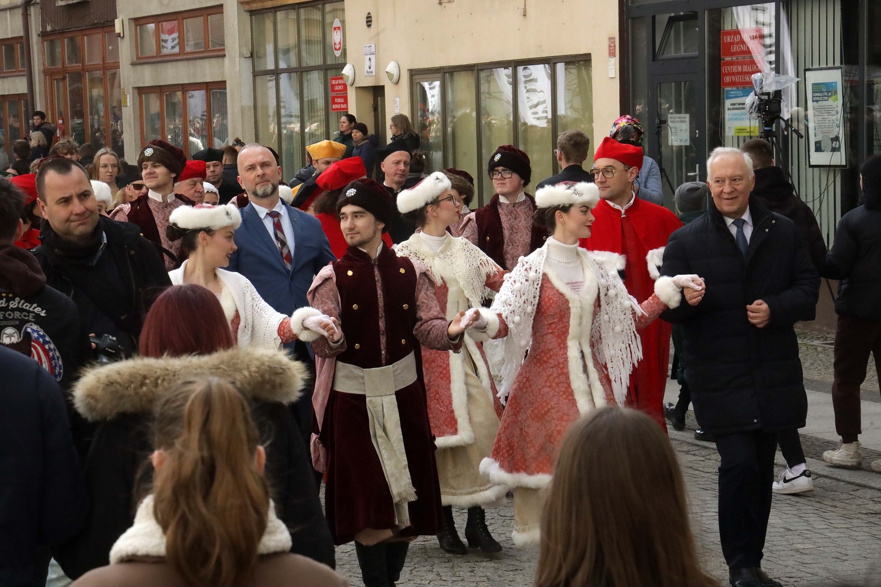 Legniccy maturzyści zatańczyli „Poloneza dla Witelona”